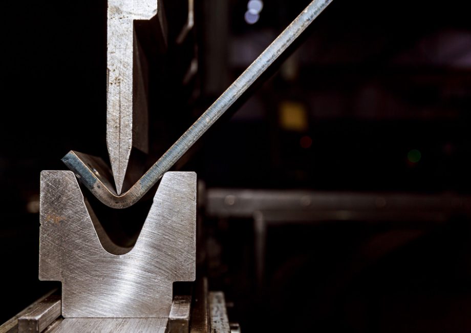 Corte e dobra de aço: como melhorar a eficiência na construção