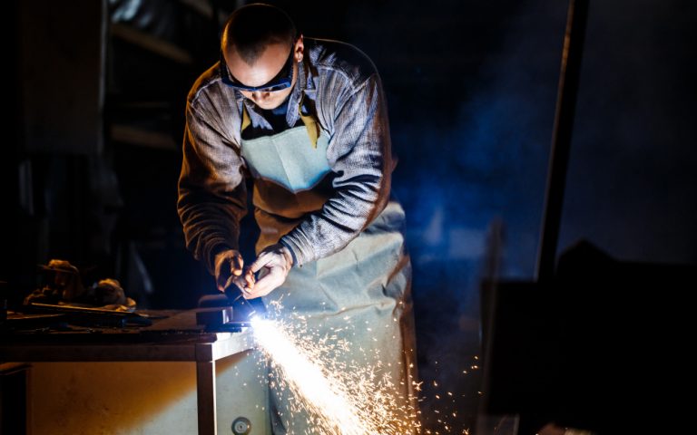 Conheça nosso serviço de corte a laser em aço inox